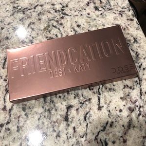 Friendcation Desi x Katy eyeshadow palette